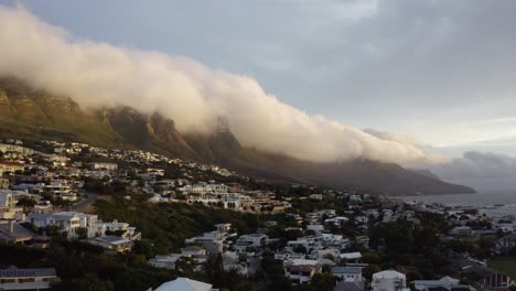 Nubes-Rodando-Sobre-La-Cima-De-La-Montaña-De-La-Mesa-En-Ciudad-Del-Cabo