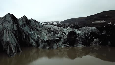 Vista-Aérea-Del-Glaciar-Sólheimajökull,-Islandia,-Derritiéndose-En-El-Agua,-En-Verano