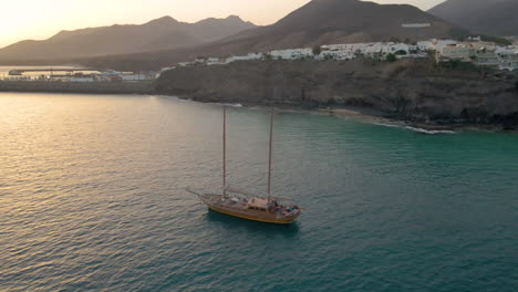 Wooden-Boat-Cruising-In-The-Tranquil-Ocean-Of-Atlantic-In-Fuerteventura-In-Spain’s-Canary-Island
