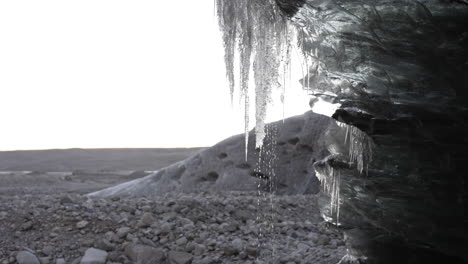 Ice-melting-in-Jokulsarion-Glacier-during-winter,-Iceland