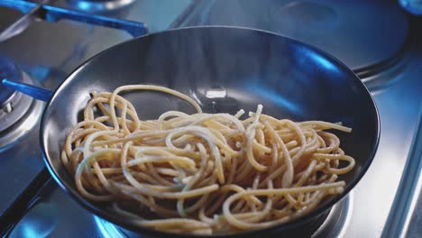 Emplatar-Pasta-De-Espagueti-Cocida-Caliente-Con-Salsa-De-Yogur-Griego