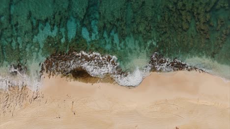 Flying-over-a-beach-in-Hawaii-with-clear-oceans-and-reef