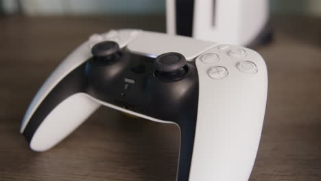 PS5-Controller-in-the-afternoon,-Slowly-focussing-Medium