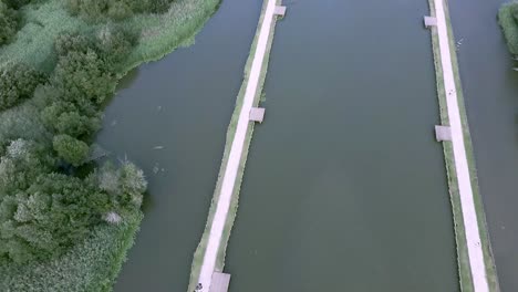 Luftaufnahme-Des-Kanufahrens-Im-Portugiesischen-Fluss-In-Macieira-De-Alcoba,-Águeda