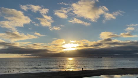 Nahaufnahme-Von-Sonnenstrahlen-Und-Wolken-Und-Riesige-Reflexion-Auf-Dem-Wasser-Des-Ozeans