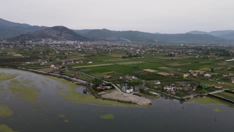 Schöne-Küste-Gegen-Berge,-Lezha,-Albanien.-Luftaufnahme