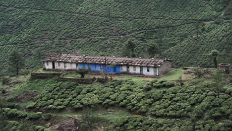 Eine-Breite-Aufnahme-Von-Teeplantagenarbeitern-Zu-Hause-Auf-Einer-Teeplantage-In-Der-Nähe-Von-Valparai,-Tamil-Nadu