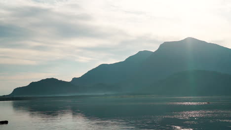 Schöne-Berge-Und-Nebliger-See-Bei-Sonnenaufgang