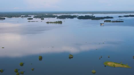 Luftaufnahme-Eines-Riesigen-überschwemmten-Landgebiets,-Das-Mit-Hochwasser-überflutet-Ist