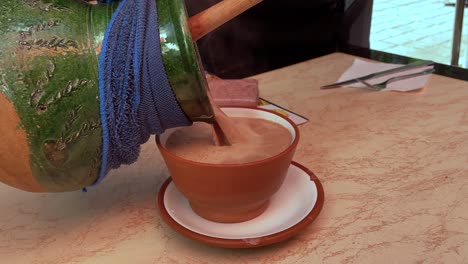 Trago-De-Taza-De-Chocolate-Artesanal-En-Oaxaca-Mexico