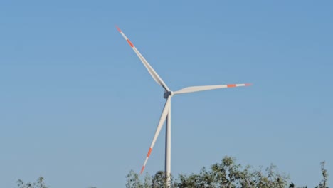 Eine-Einzige-Windkraftanlage-Gegen-Den-Blauen-Himmel