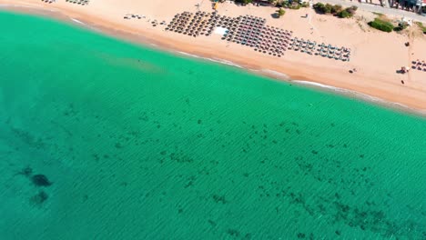 Drohne-Fliegt-über-Schönen-Strand-In-Griechenland