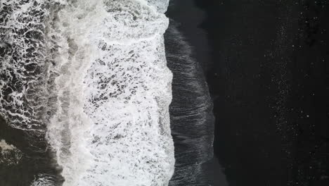 Langsame-Wellenbewegung-An-Einem-Schwarzen-Sandstrand-In-Island