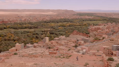 Amplia-Toma-De-Establecimiento-Edificios-De-Color-Arena-De-Ouarzazate-Se-Mezclan-Con-El-Fondo-Arenoso-Montañoso