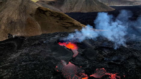 Toma-Aérea-Circular-Cercana-De-La-Lava-Caliente,-El-Magma-Y-Las-Cenizas-Que-Salen-De-La-Boca-Del-Cráter-En-Fagradalsfjall,-Islandia
