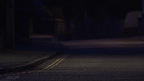 Rückansicht-Des-Autofahrens-In-Der-Nacht-Auf-Der-Stadtstraße-In-Truro,-Cornwall,-Großbritannien