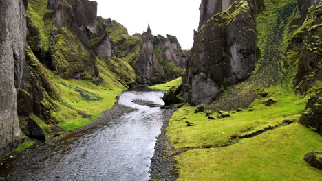 Vuelo-Bajo-Sobre-El-Río-En-El-Cañón-Fjadrargljufur,-En-Islandia