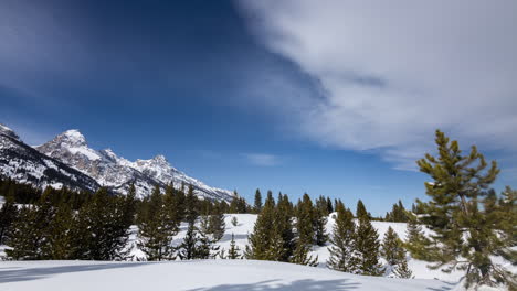 Lapso-De-Tiempo-De-Las-Nubes-Del-Mediodía-En-El-Cielo-Sobre-Las-Montañas-Del-Parque-Nacional-Grand-Teton-En-Wyoming