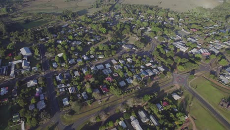 Luftaufnahme-über-Die-Ländliche-Stadt-Und-Ortschaft-Yungaburra-In-Der-Region-Tablelands,-Queensland,-Australien---Drohnenaufnahme
