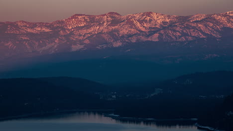 Time-lapse-of-sunset-light-fading-on-the-high-mountain-peak-of-the-Sierra-Nevada-mountains-in-California