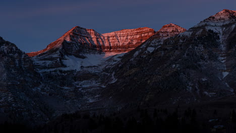 Time-lapse-of-sunrise-light-working-down-high-mountain-faces-in-Utah