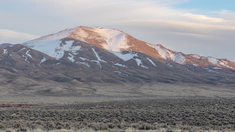 Zeitraffer-Des-Sonnenuntergangslichts-Auf-Einem-Weiten,-Offenen-Wüstenhang-Im-Nördlichen-Nevada