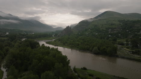 Kura-Fluss-Mit-Atskuri-Festung-In-Der-Ferne-In-Samtskhe-Javakheti-Region,-Georgien