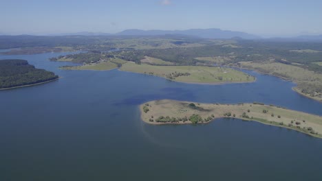 Aerial-View-Of-Rural-Town-Of-Barrine-On-Lake-Tinaroo-Waterfront-In-Atherton-Tablelands,-North-Queensland,-Australia