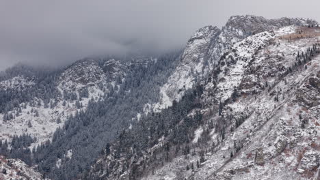 Zeitraffer-Von-Schneesturmwolken,-Die-Um-Bergkämme-In-Utah-Wirbeln