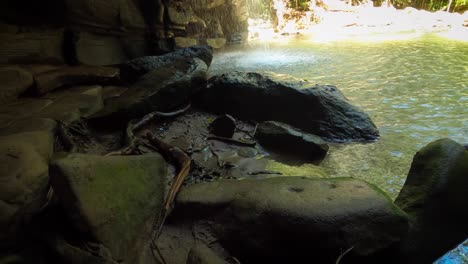 Punto-De-Vista-Dentro-De-Una-Cueva-Rocosa-Detrás-De-Una-Cascada-En-Buderim-Falls-Sol-Costa