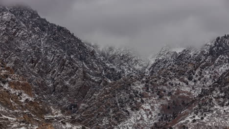 Zeitraffer-Von-Schneesturmwolken,-Die-Um-Bergkämme-In-Den-Bergen-Von-Utah-Wirbeln