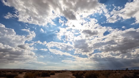 Wolken-Bilden-Sich-Und-Lösen-Sich-über-Der-Trockenen,-Sandigen-Landschaft-Der-Mojave-Wüste-Auf---Zeitraffer