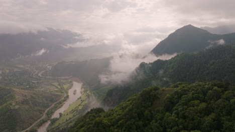 Bewaldete-Berge-Und-Nebelwolken-Im-Naturschutzgebiet-Borjomi,-Georgia