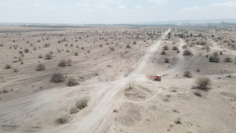 Ein-Lkw-Fährt-Durch-Die-Staubigen-Sandstraßen-Der-Afrikanischen-Landschaft