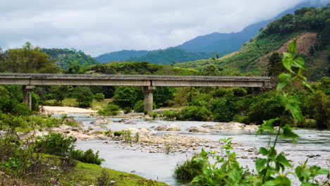 Paisaje-Escénico-En-El-Parque-Nacional-De-Phuoc-Binh,-Puente-Vintage-De-Vietnam-Sobre-El-Río