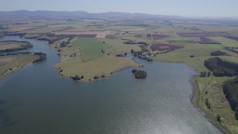 Grüne-Wiesen-Am-Seeufer-Am-Lake-Tinaroo-In-Der-Nähe-Der-Stadt-Yungaburra-In-Nord-Queensland,-Australien