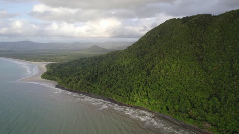 Paisaje-Montañoso-Boscoso-En-Cabo-Tribulación-En-La-Costa-Del-Mar-De-Coral