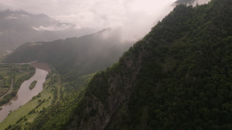 Impresionantes-Vistas-De-Las-Montañas-Que-Se-Elevan-Junto-Al-Río-Kura-Cerca-De-La-Reserva-Natural-De-Borjomi-En-Samtskhe-javakheti,-Georgia