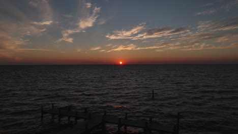 Luftaufnahme-Des-Sonnenuntergangs-über-Der-Mobile-Bay-In-Der-Nähe-Von-Fairhope-Alabama-Vom-Yacht-Club