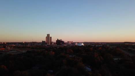 Skyline-Siedlung-Auf-Dem-Land-Mit-Blauem-Himmel-Und-Sonnenuntergang,-Tulsa,-Oklahoma