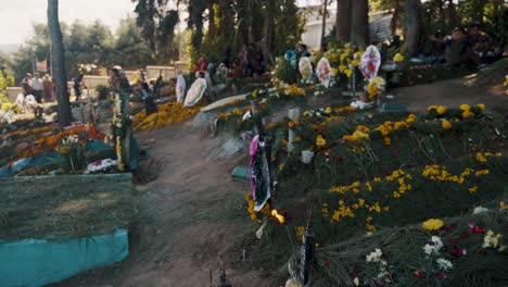 Blumen-Auf-Dem-Friedhof-In-Der-Stadt-Sumpango-Am-Tag-Der-Toten-In-Sacatepequez,-Guatemala