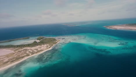 Drone-shot-Tropical-landscape-with-beautiful-clear-water-in-paradise-of-earth,-Agustin-island-los-Roques