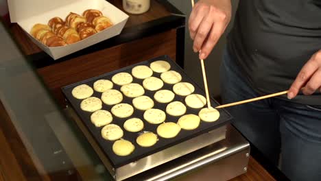 Umdrehen-Pfannkuchen-Hotcakes-Maker-Teig-Rohdampf