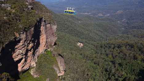 Long-green-cable-car-carriage-crossing-the-mountain-at-the-Blue-Mountains-Sydney