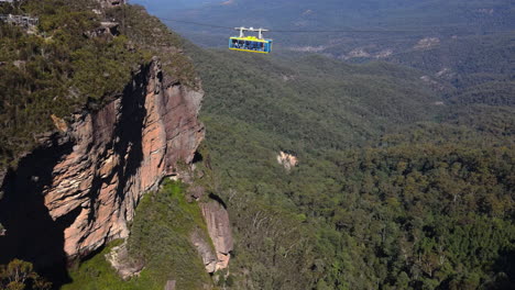 Largo-Carro-De-Teleférico-Verde-Cruzando-La-Montaña-En-Las-Montañas-Azules-De-Sydney