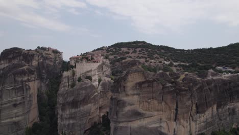 Monastery-of-Varlaam-perched-atop-rocky-precipice,-Meteora