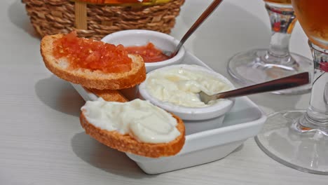 Close-Up-Auf-Aioli-Und-Tomatenaufstrich-Auf-Einer-Scheibe-Brot
