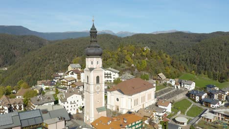 Drohne-Fliegt-An-Der-Kirche-In-Einem-Kleinen-Bergdorf-In-Den-Dolomiten-Vorbei