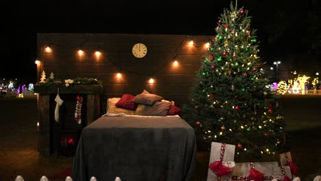 Dormitorio-De-Navidad-Con-árbol,-Luces-Y-Medias-Al-Aire-Libre-Por-La-Noche
