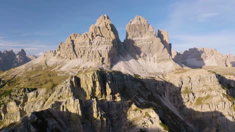 Hermosa-Toma-De-Drones-Revela-Los-Picos-De-Las-Montañas-Tre-Cime-En-El-Parque-Natural-En-Los-Dolomitas-De-Italia